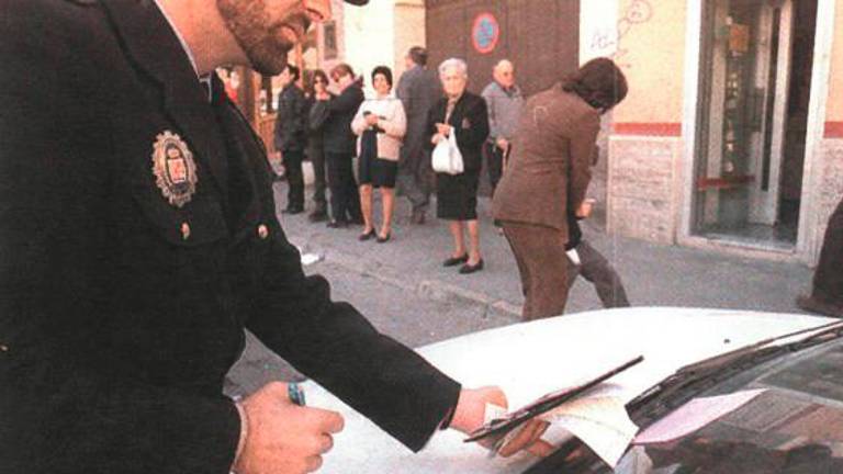 Tal día como hoy en el 2000 publicábamos: “Se disparan las multas por estacionamiento”