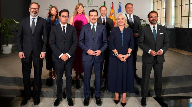 <i>El presidente de la Junta de Andalucía, Juanma Moreno, preside la foto de familia tras el acto de toma de posesión de los delegados provinciales del Gobierno andaluz. A 24 de julio de 2026 en Sevilla. / María José López / Europa Press.</i>