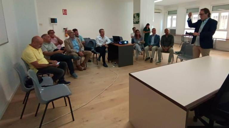 <i>Reunión colectivos para la mejora comercial y urbana del Gran Eje. / Ayuntamiento de Jaén. </i>