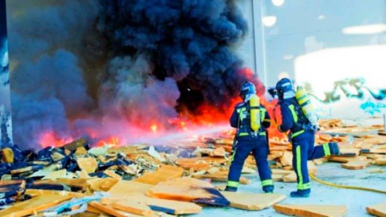 Los Bomberos de Jaén sofocan un incendio en la fábrica de Dhul