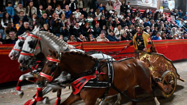 El presidente de la Región de Murcia demuestra su destreza sobre una cuádriga