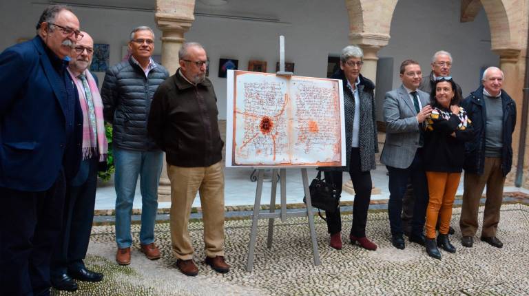 <span class=mln_uppercase_mln>HALLAZGO.</span><i> Miembros del colectivo, Calzado y Huertas, junto al testamento.</i>
