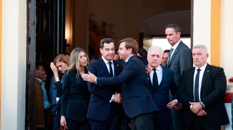 <i>El presidente de la Junta de Andalucía, Juanma Moreno, junto al secretario general del PP-A, Antonio Repullo, tras la misa funeral celebrada en memoria de Fátima Báñez. / Rocío Ruiz / Europa Press.</i>