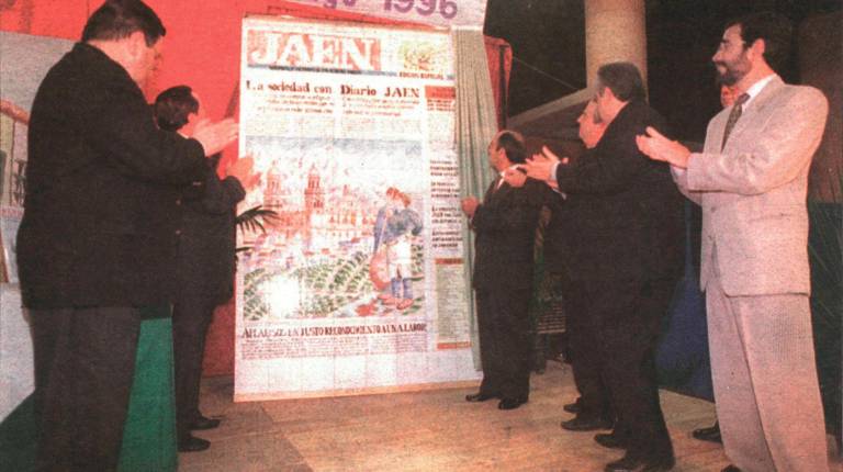<i>Entrega a Esteban Ramírez Martínez del mosaico regalo de la sociedad.</i>