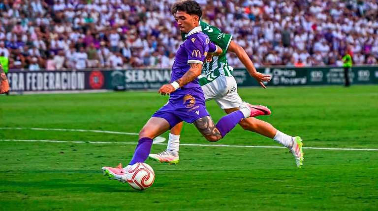<i>Óscar Lozano realiza una acción de ataque en el partido con el Antequera de la pasada jornada. / Real Jaén CF.</i>