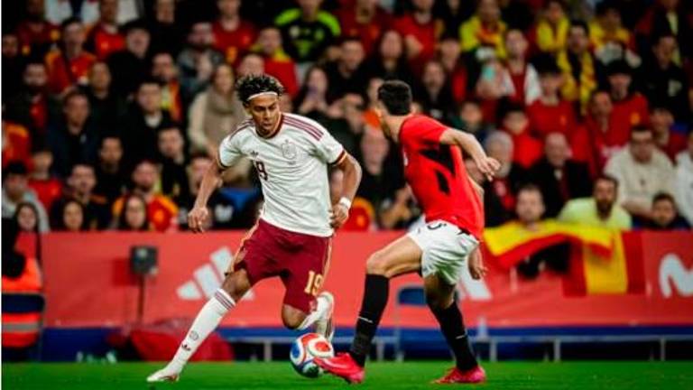 Los Mossos investigan cánticos islamófobos y xenófobos en el partido España-Egipto