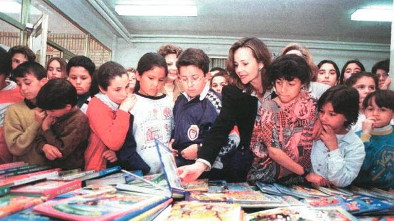 La delegada de Educación, Aurelia Calzada, junto al alumnado del Muñoz Garnica. 