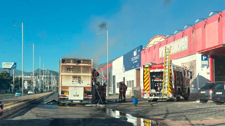 <i>Los bomberos trabajan en la zona afectada. / Diario JAÉN.</i>