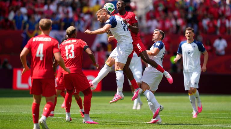 <i>El jugador bosnio Jovo Lukic y el canadiense Ismael Kone. / Europa Press</i>