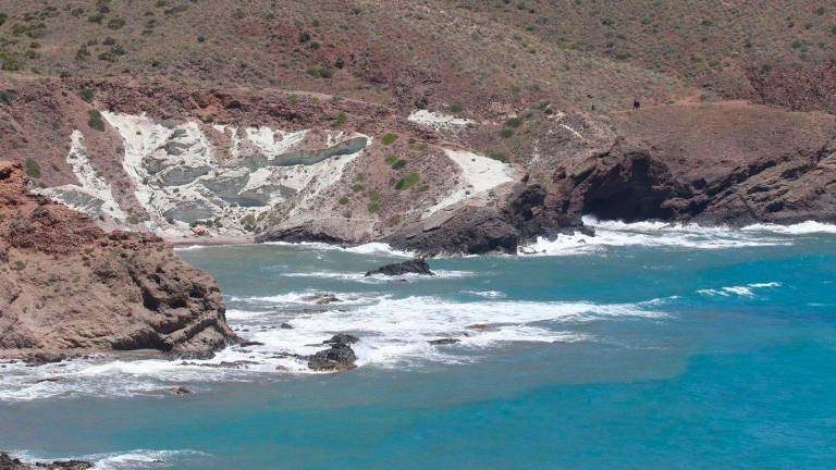 Un migrante fallecido y otro hospitalizado tras ser lanzados de una patera en aguas de Níjar