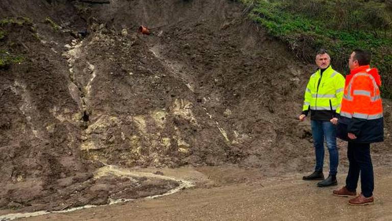 Más de veinte equipos, 75 operarios y 14 máquinas trabajan para acondicionar carreteras de Diputación