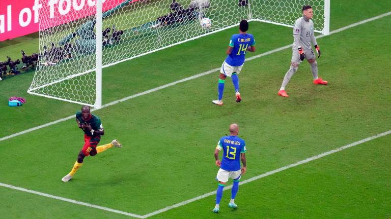 Brasil no se libra del susto con Camerún (1-0)