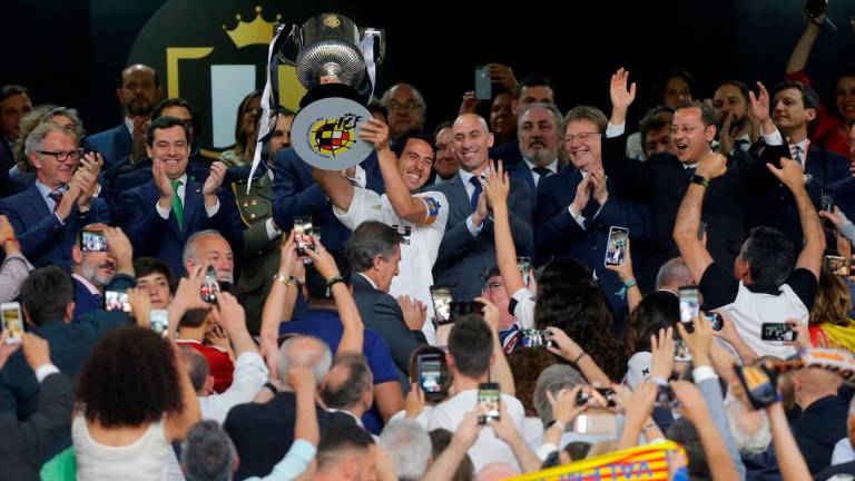 El Valencia alza su octava Copa