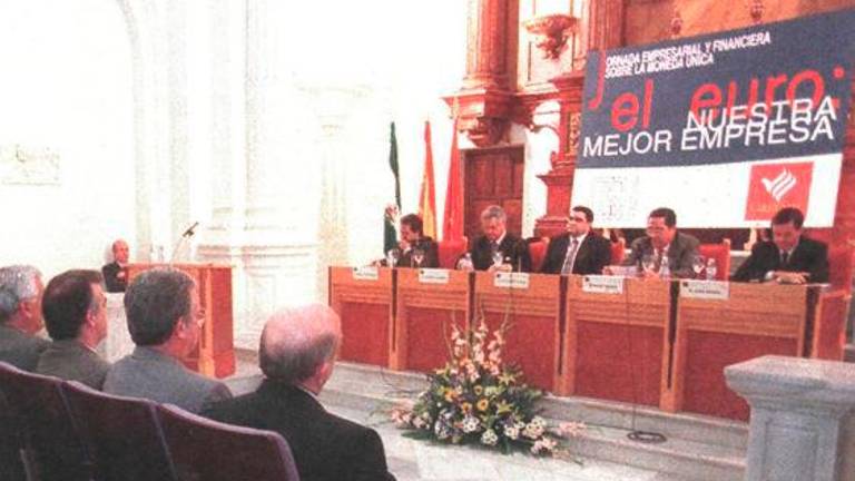 El Hospital de San Juan de Dios se quedó pequeño para albergar el acto sobre el euro. / Archivo Histórico de Diario JAÉN.