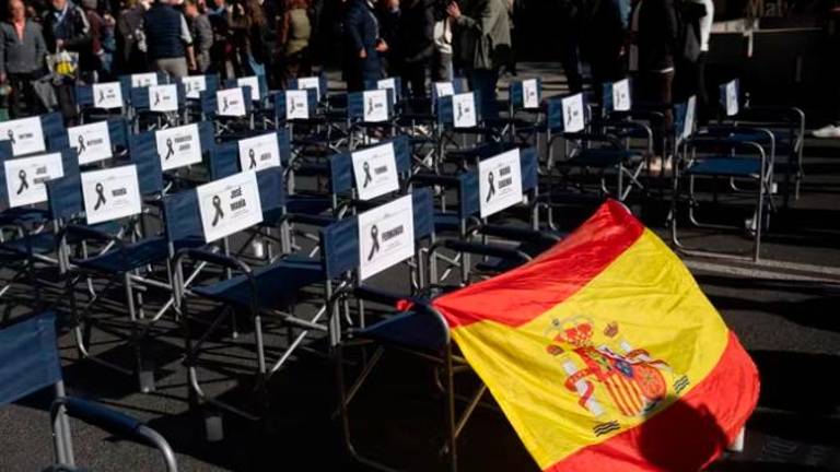 Víctimas de Adamuz homenajean a los fallecidos ante el Congreso para pedir “memoria, justicia y verdad”
