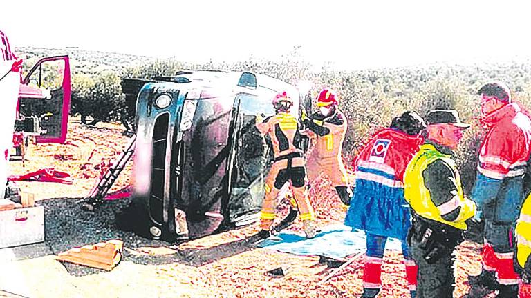 Cuatro heridos tras caer por un terraplén con su vehículo