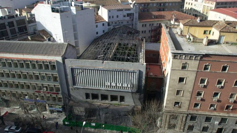 Vista del emblemático edificio del Teatro Asuán. / Archivo Histórico de Diario JAÉN.