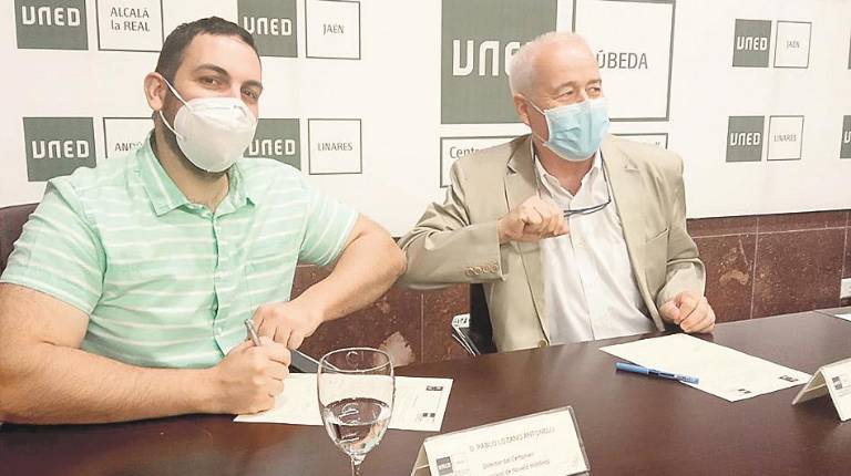 LITERATURA. <i>Pablo Lozano y Andrés Medina, durante la firma.</i>