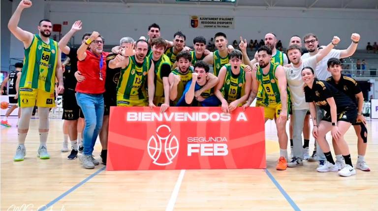 <i>Los jugadores del Jaén Paraíso Interior FS celeban el ascenso a Segunda FEB. / Jaén FS.</i>