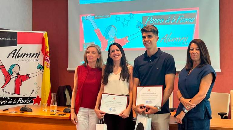 <i>Clara Ortega y Antonio Pérez reciben el diploma. / UJA.</i>