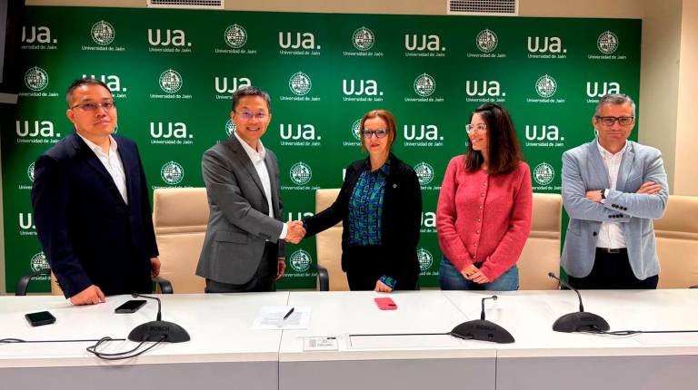 <i>Imagen del apretón de manos entre los representantes de Desay SV Automotive Electronics CO y de la UJA. Universidad de Jaén.</i>