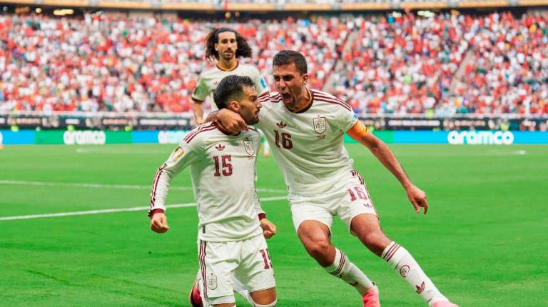 <i>Los jugadores de España celebran el gol de Álex Baena ante Uruguay. / RFEF</i>