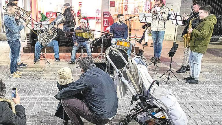 Música en la calle para incentivar las compras en el comercio local