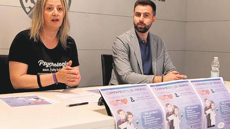 ENSEÑANZA.<i> Ana Belén Serrano y Antonio Martínez, en la presentación del campamento.</i>