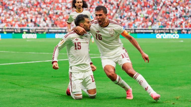 <i>Los jugadores de España celebran el gol de Álex Baena ante Uruguay. / RFEF</i>