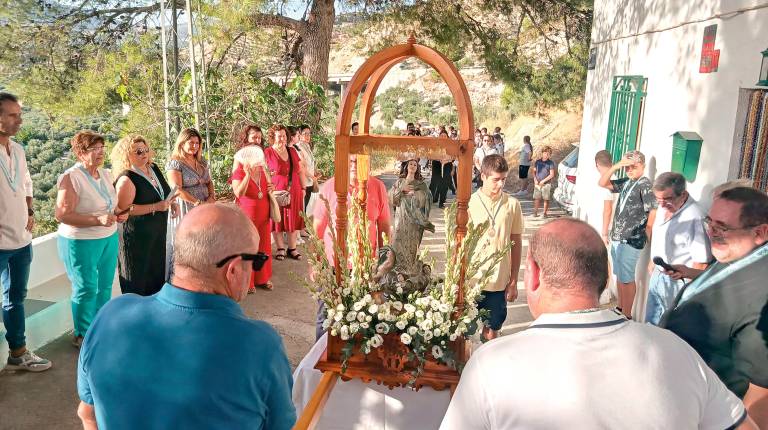 <i>La Virgen de la Purísima Concepción rodeada de sus fieles. / Adrián Claudio Bonache / Diario JAÉN</i>