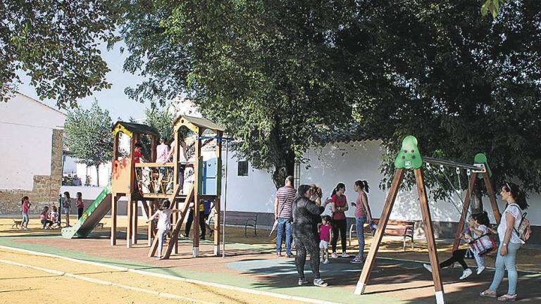 Santa Eulalia disfruta ya de su demandado parque infantil
