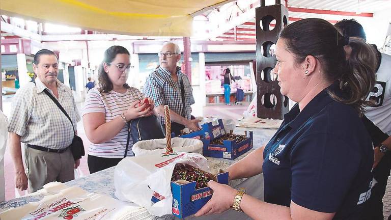 Promoción de las cerezas de Torres en el mercado de abastos