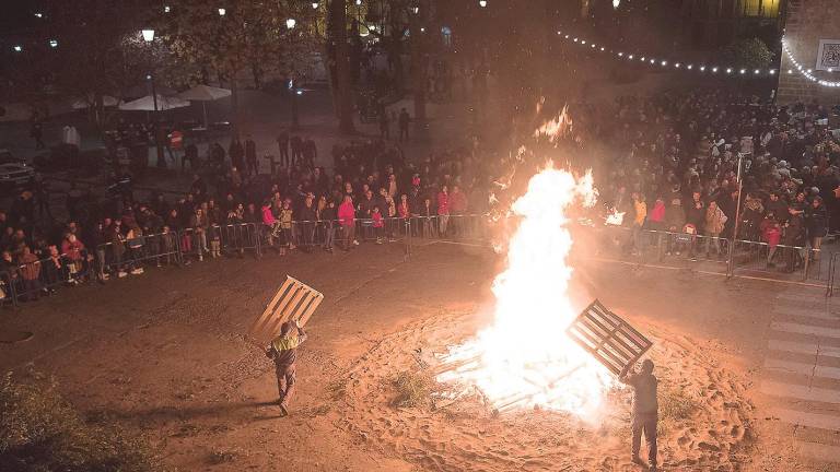 San Antón reúne a cientos de vecinos al calor de sus lumbres