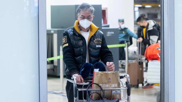 China rechaza los controles covid a viajeros y amenaza con represalias