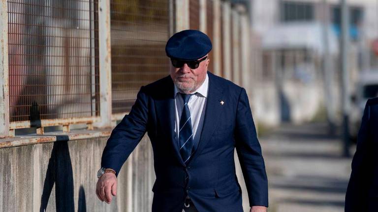 <i>El excomisario José Manuel Villarejo a su llegada en abril al primer día del juicio. / Europa Press.</i>