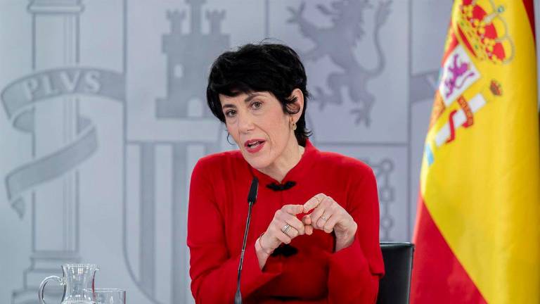 Elma Saiz defiende gobernar con reglamentos para aprobar medidas que no tengan que pasar por el Parlamento