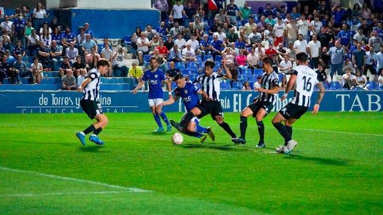 El Linares cumple ante el Badajoz en un final de locura (2-1)