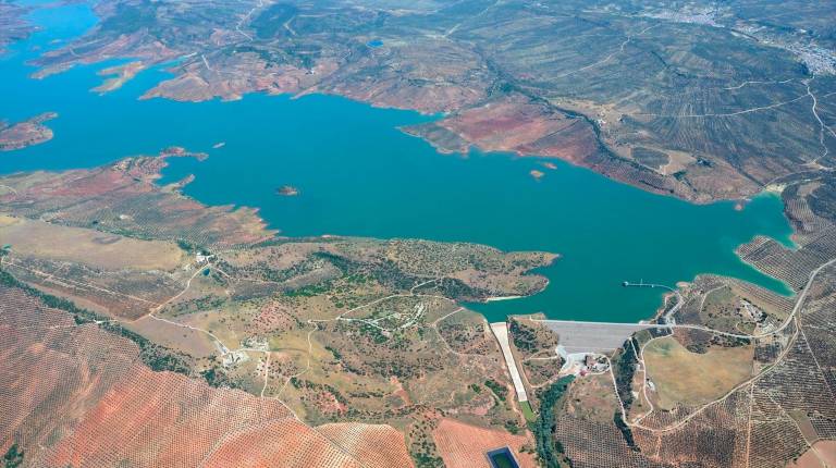 <i>Vista aérea del embalse del Giribaile. / CHG. </i>