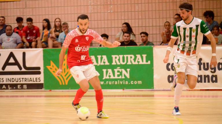 <i>Colacha frente a Zequi durante el partido. / RFAF.</i>