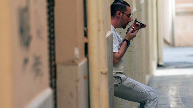 <i>Personas fumando por las calles. Archivo. / Álex Zea / Europa Press.</i>