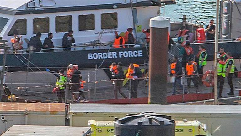 Agentes de las patrullas fronterizas acompañan a migrantes rescatados en el canal de la Mancha y llevados al puerto de Dover, en Kent, Reino Unido. Archivo. / Europa Press