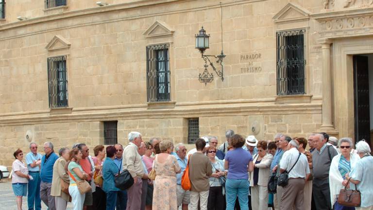 Turistas en la Plaza Vázquez de Molina. / Agustín Muñoz / Archivo Diario JAÉN.