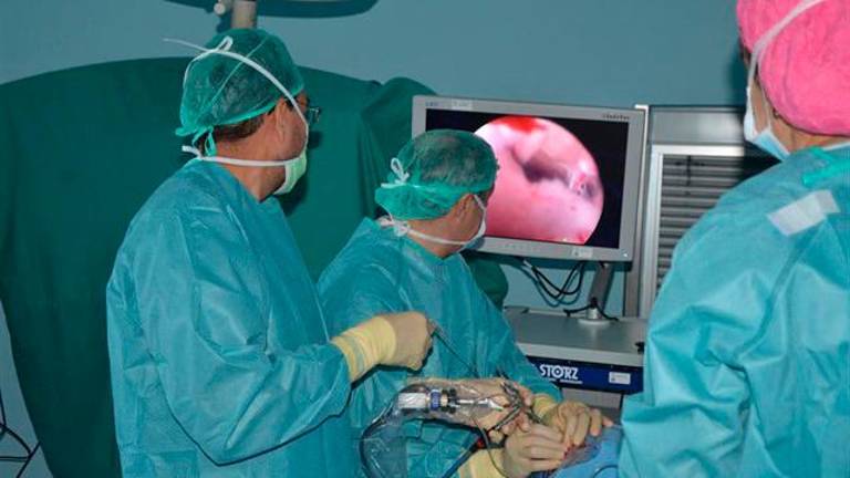 El hospital incorpora la endoscopia cerebral para tratar la hidrocefalia