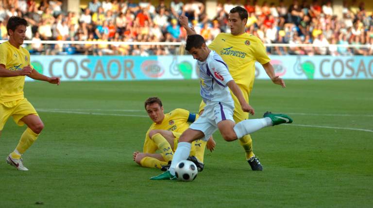 <i>Javi Moyano se dispopne a disparar en el partido de ida en La Cerámica. / Archivo Real Jaén.</i>