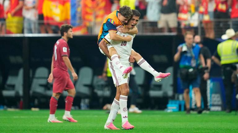 <i>Gavi celebra el gol contra Portugal con Rodri. / Europa Press. </i>