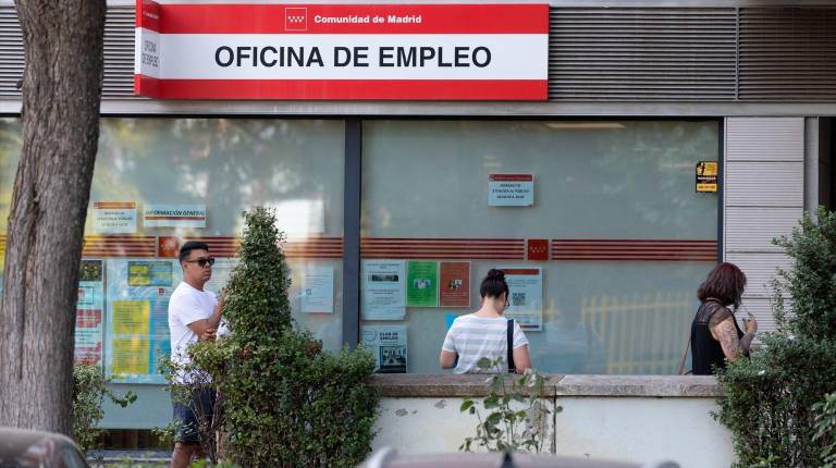 <i>Varias personas hacen cola en una oficina del SEPE. Archivo. / Eduardo Parra / Europa Press.</i>