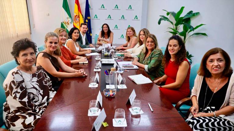 <i>La consejera de Servicios Sociales, Familias e Igualdad, Loles López, junto con los responsables provinciales del Instituto Andaluz de la Mujer (IAM). / Junta de Andalucía. </i>