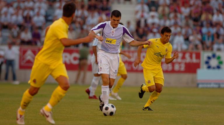 <i>Antonio Galera progresa con el balón en el partido ante el Villarreal.</i>