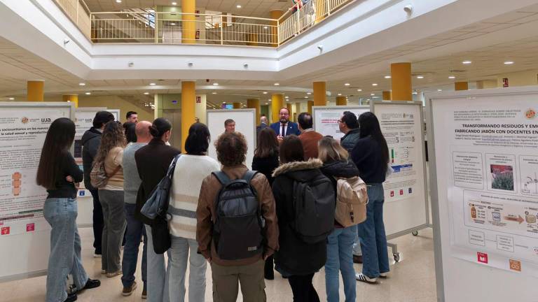 Asistentes a la exposición de pósteres de proyectos de investigación. / Universidad de Jaén.