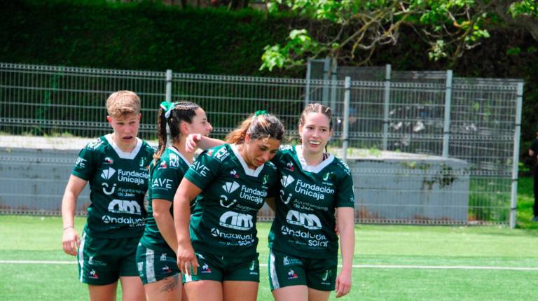 <i>Las jugadoras del Jaén Rugby celebran un punto en Valladolid. / Pedro Cruz.</i>